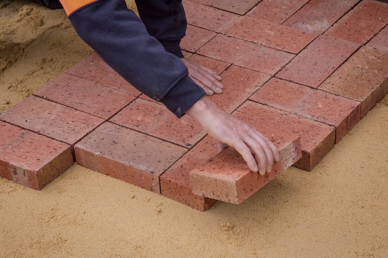 Pose de pavés et surface pavée terminée